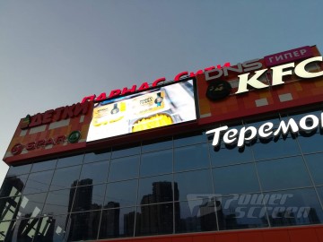 LED экран на фасаде торгового центра