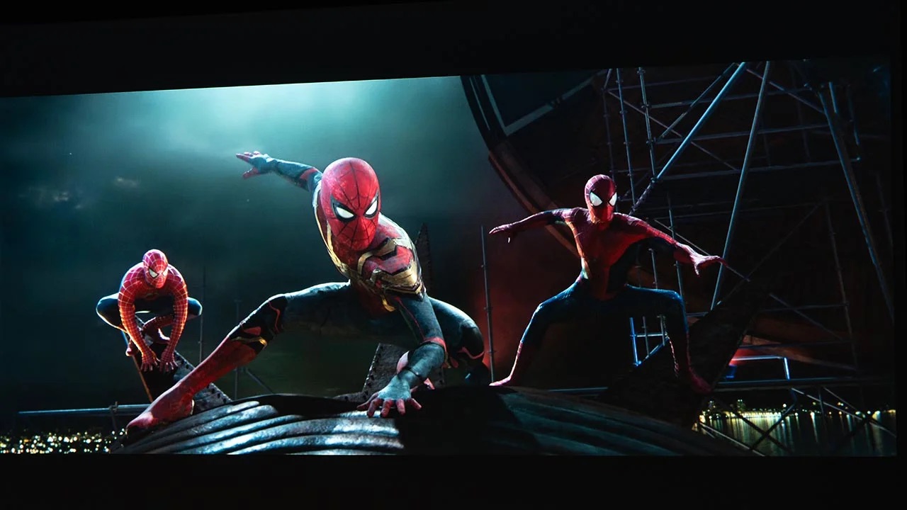 Тёмная сцена из фильма о Человеке-пауке на экране Formovie X5 с проработкой деталей в тенях