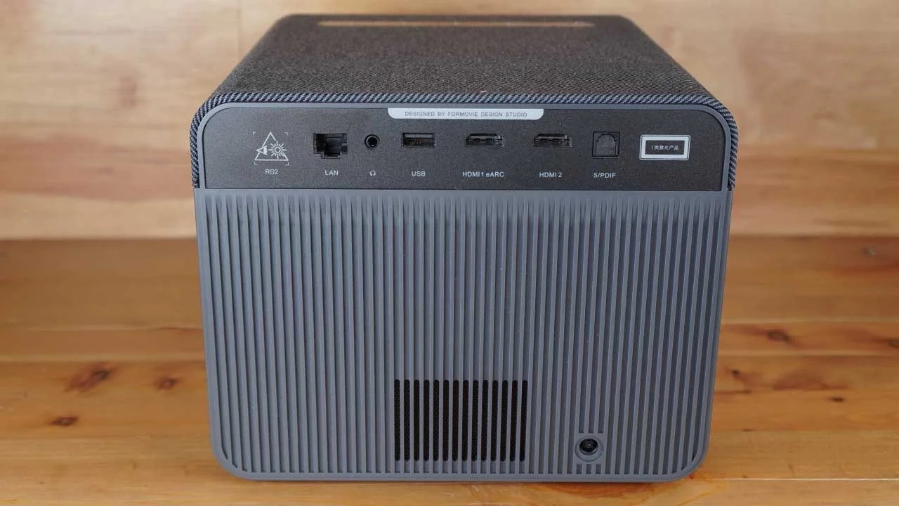 Задняя панель Formovie X5 с разъёмами HDMI, USB, Ethernet и аудиовыходами