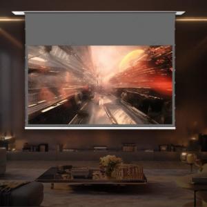 Экран Vividstorm Phantom с ALR-полотном Obsidian 3D в вечерней гостиной с приглушённым светом и видом на ночной город