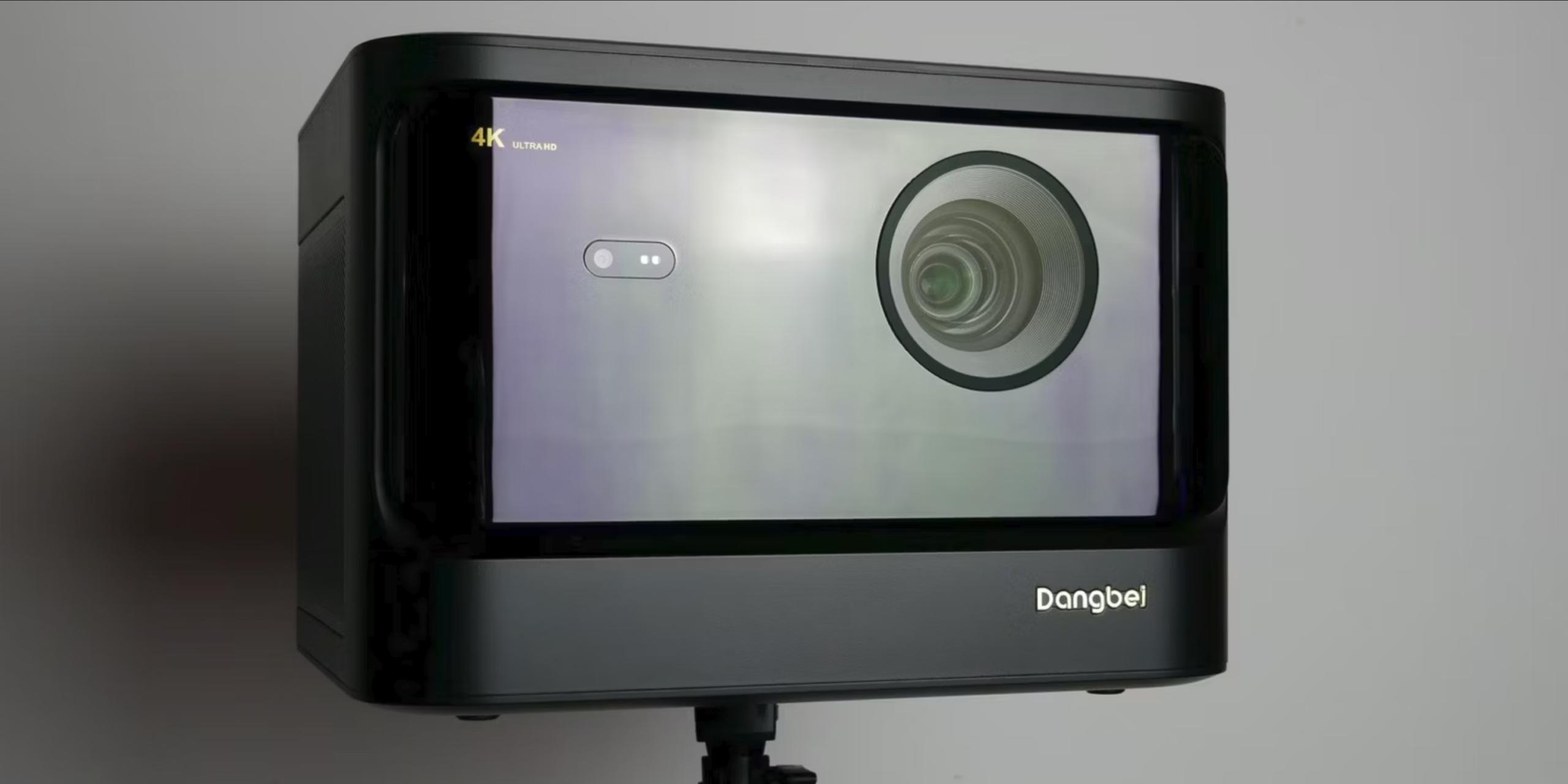 Передняя панель Dangbei Mars Pro: объектив и датчики за стеклом