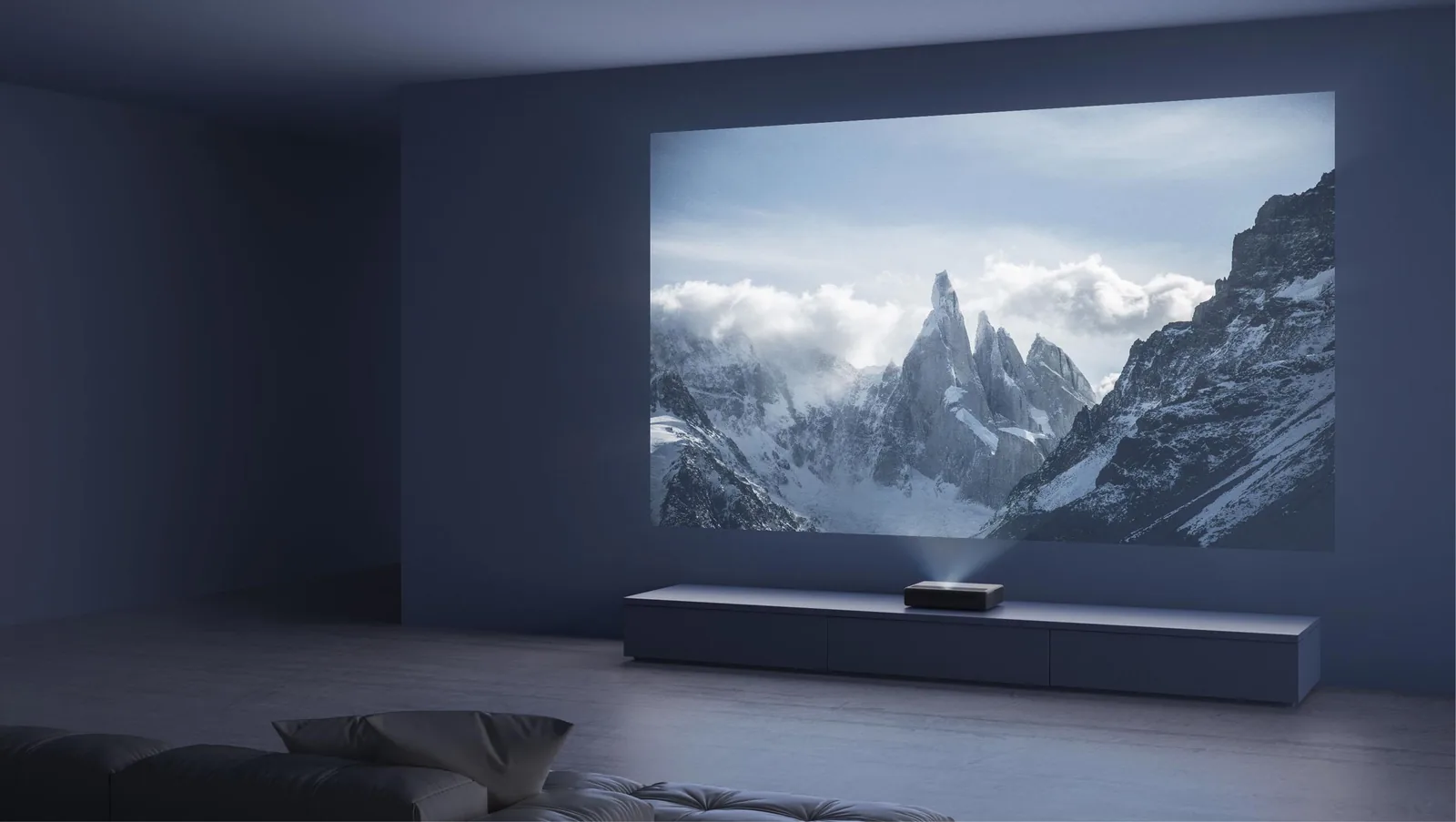 Xiaomi Mi 4K Laser Projector на тумбе у стены, картинка с горным пейзажем
